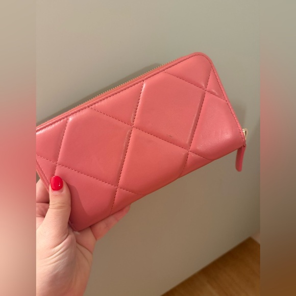 CHANEL 19 Pink Quilted Zip Around Wallet with Gold Logo- authentic! Like new! - Picture 5 of 11